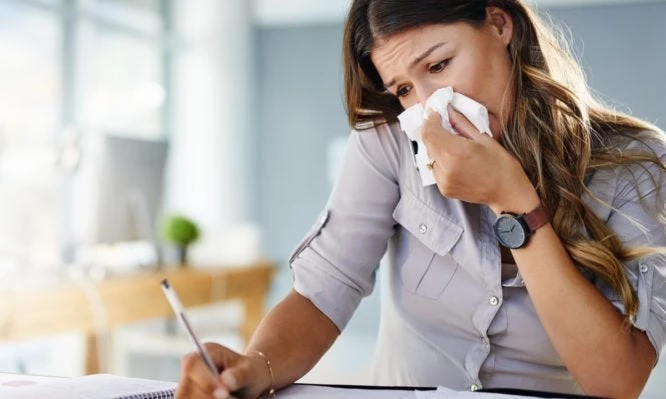 Γιατί “τρέχει” η μύτη σας ακόμα και χωρίς να έχετε αρρωστήσει (Βίντεο)